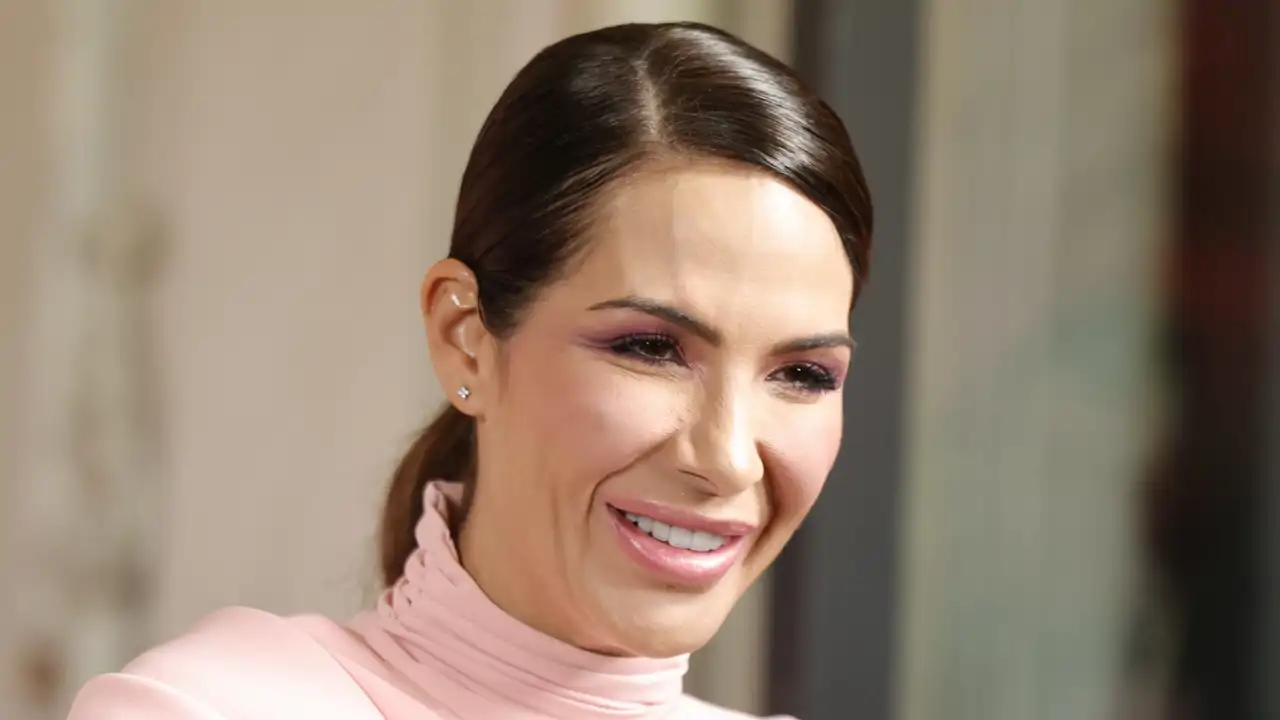 Tamara Gorro, sonriente y atendiendo a la prensa en un evento vestida de rosa