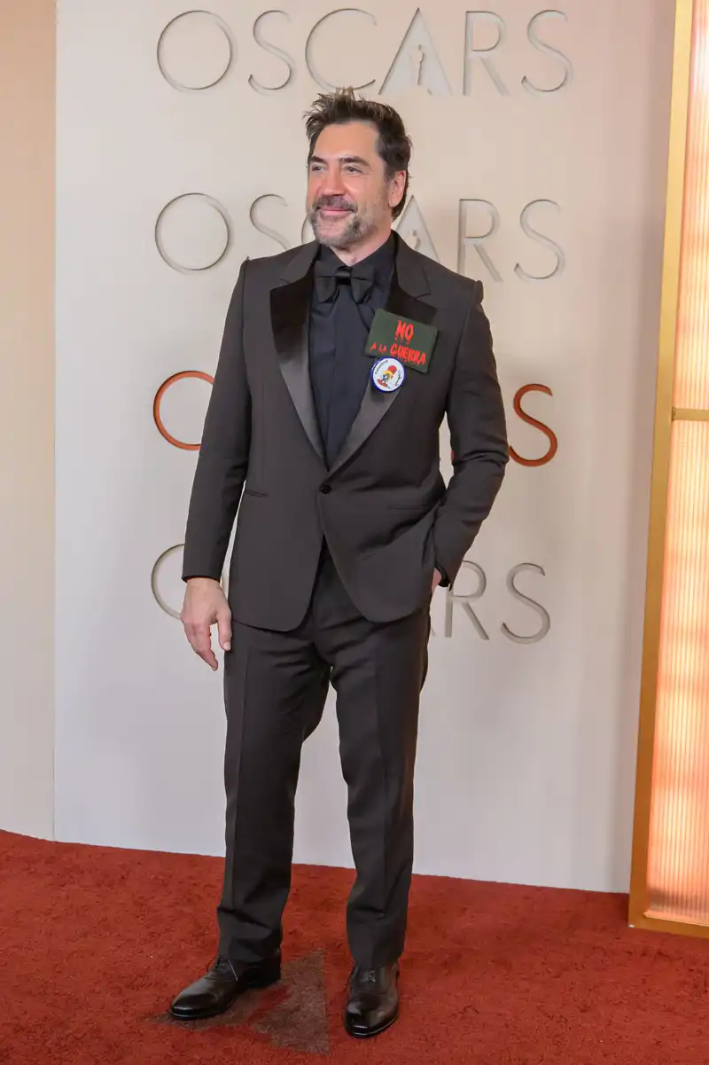 Javier Bardem, que posó como un invitado más en la alfombra roja de los Premios Oscar 2026, acudió en solitario sin la compañía de Penélope Cruz. 