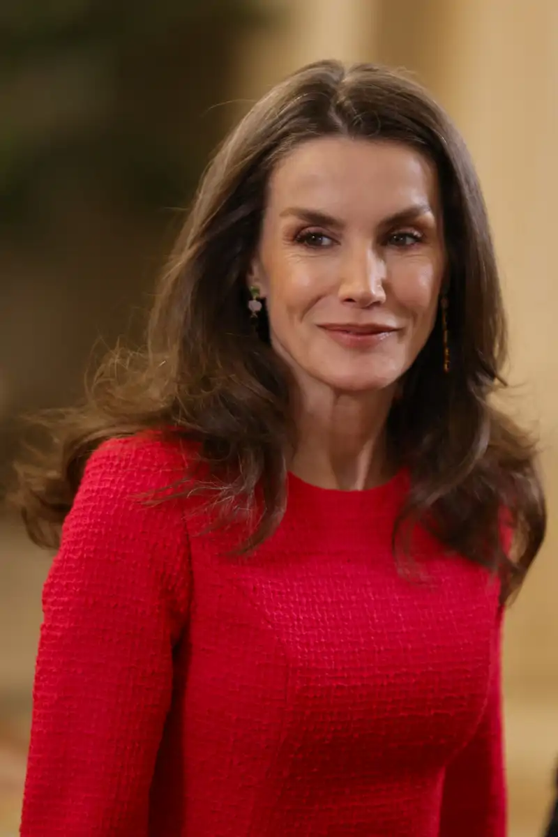 Como peinado, la consorte se ha decantado por unas ondas naturales y poco marcadas con las que ha aportado volumen.