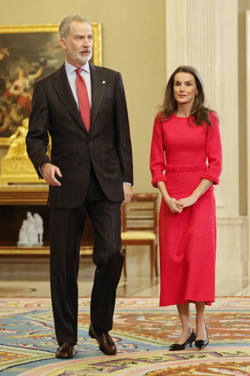 La Reina Letizia junto al Rey Felipe en el Palacio de la Zarzuela en el marco de la recepción ofrecida este 17 de marzo.