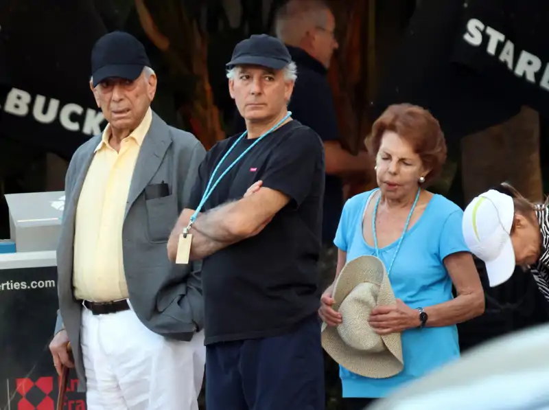 Mario Vargas Llosa junto a su hijo mayor, Álvaro Vargas Llosa, y su mujer, Patricia, durante una estancia en Marbella. Año 2023