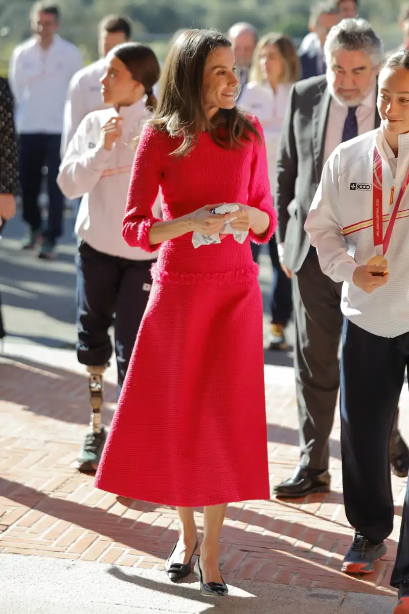 Su Majestad la Reina Letizia se ha decantado por un vestido fucsia en 'tweed' para la recepción en el Palacio de la Zarzuela de Madrid.