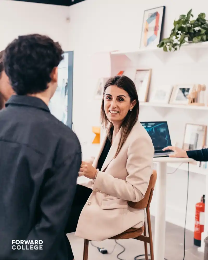 Teresa Anjinho, Defensora del Pueblo Europeo, durante una charla en el campus de Lisboa a la Infanta Sofía y sus compañeros de universidad. 