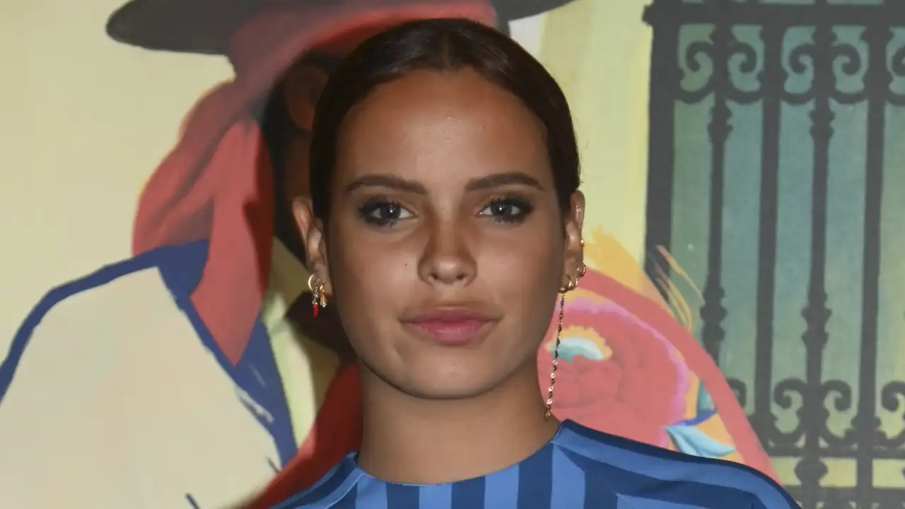 Gloria Camila, con gesto serio y una blusa de rayas en un evento en Madrid