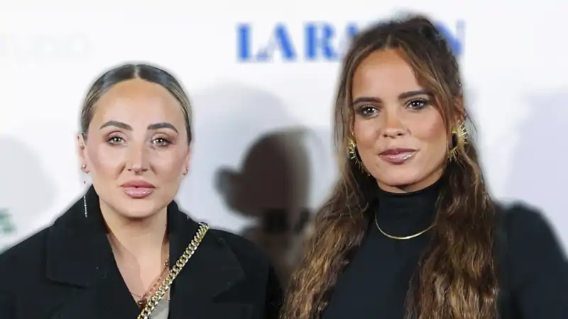 Rocío Flores y Gloria Camila Ortega posando juntas en un photocall