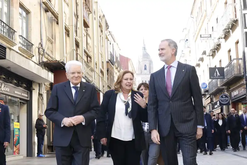 El Rey Felipe paseando por Salamanca