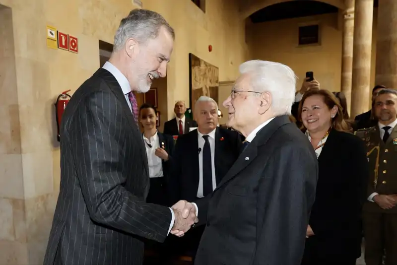 El Rey Felipe saludando a Sergio Mattarella