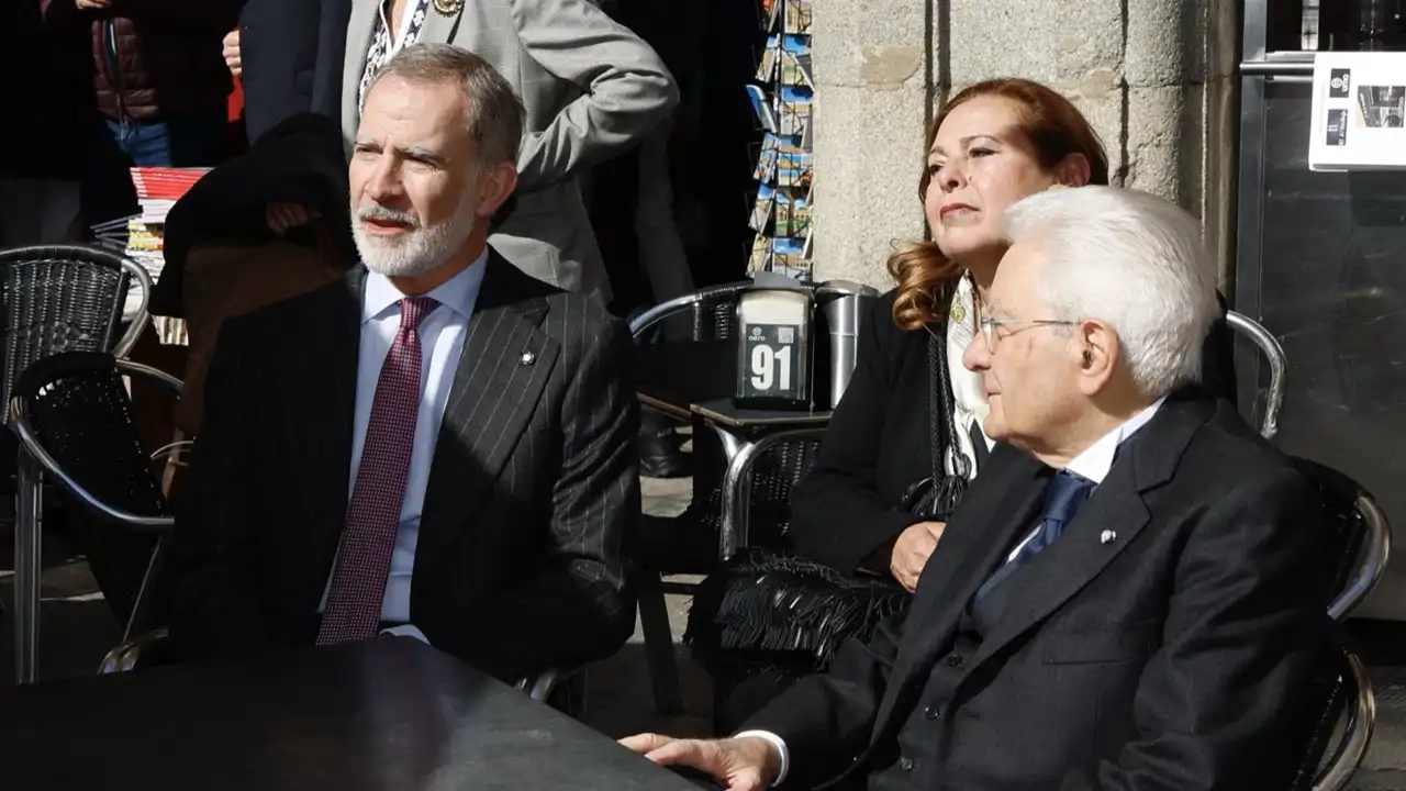 El Rey Felipe y Sergio Mattarella en una cafetería de Salamanca