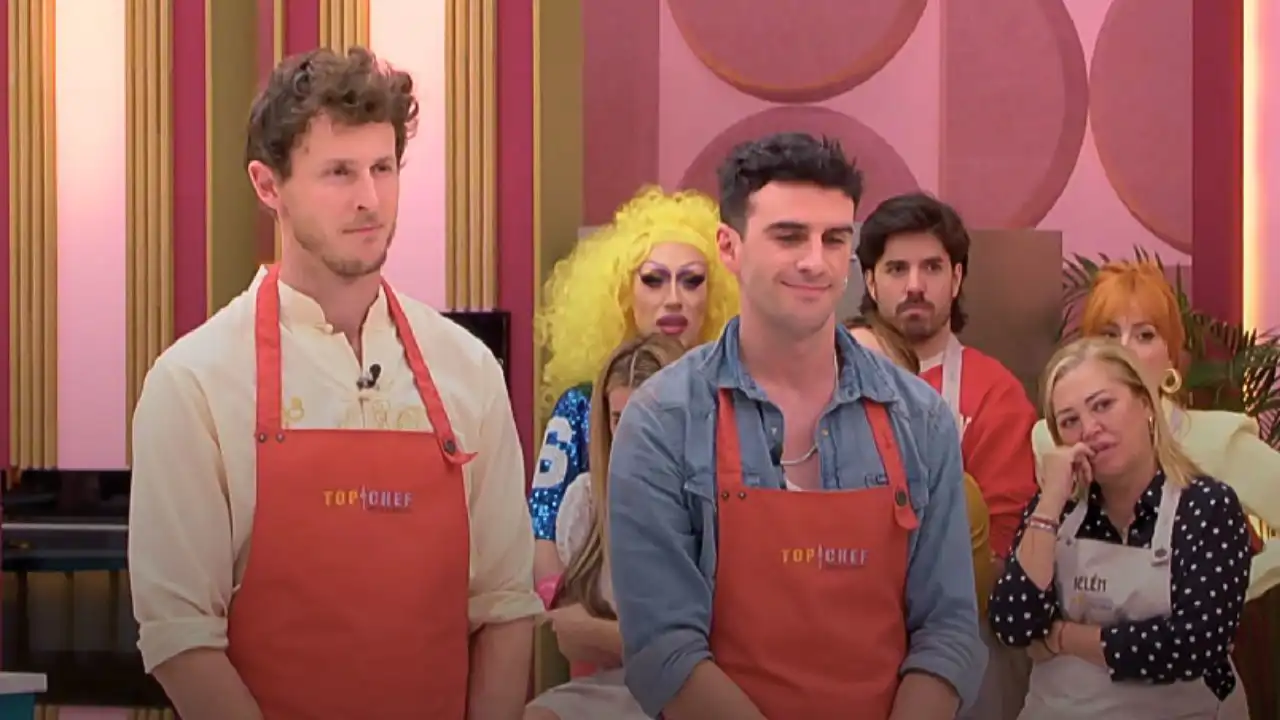 Los dos aspirantes a abandonar Top Chef, Nicolás Croonado y Alejandro Vergar, antes de conocer la expulsión del hijo de José Coronado. 