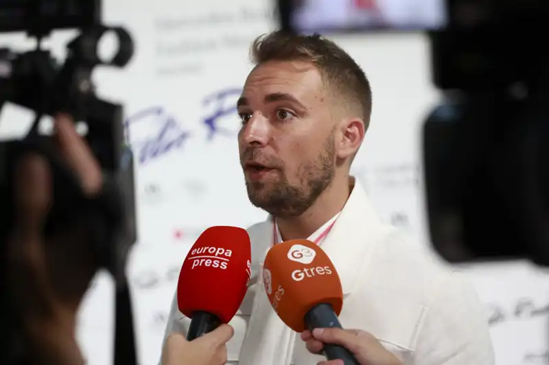 José María Almoguera respondiendo a los medios de comunicación en un evento