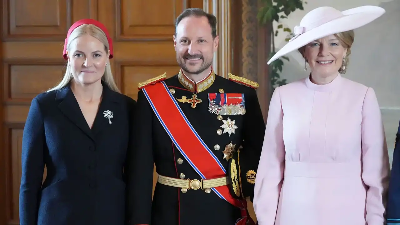 Mette-Marit junto al Príncipe Haakon y Matilde de Bélgica