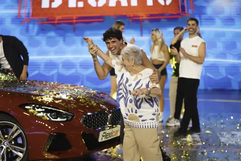 Daniel Illescas celebra junto a su abuela su victoria en el programa.