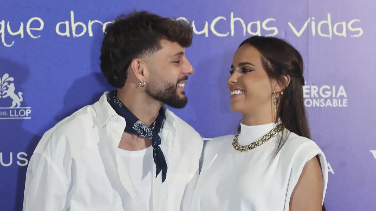 Gloria Camila derrocha complicidad con su pareja horas antes de la  entrevista a Manuel Cortés: "Si fuéramos cromos, estaríamos repetidos"