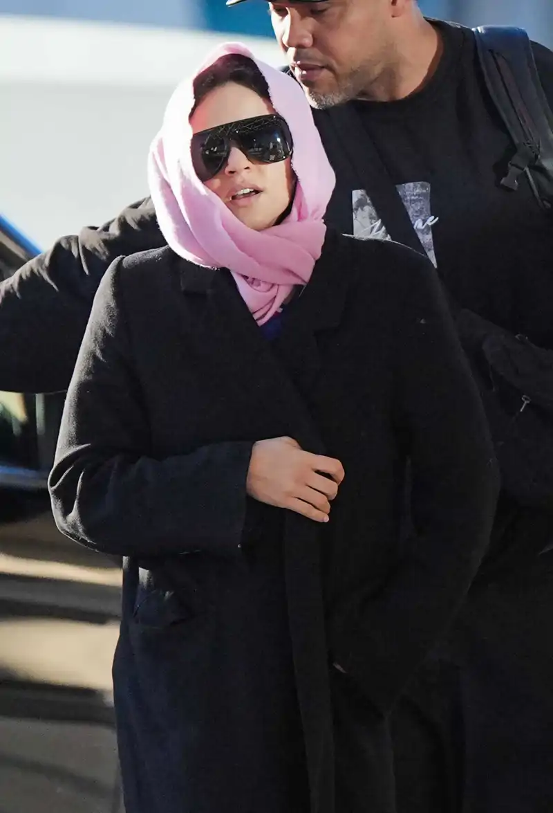 Rosalía con un pañuelo rosa en la cabeza