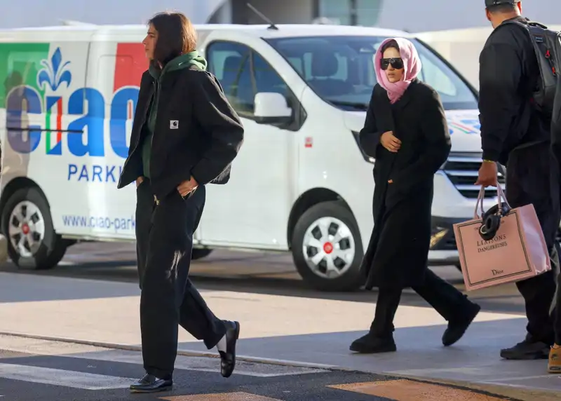 Rosalía y Loli Bahía en el aeropuerto de Milán