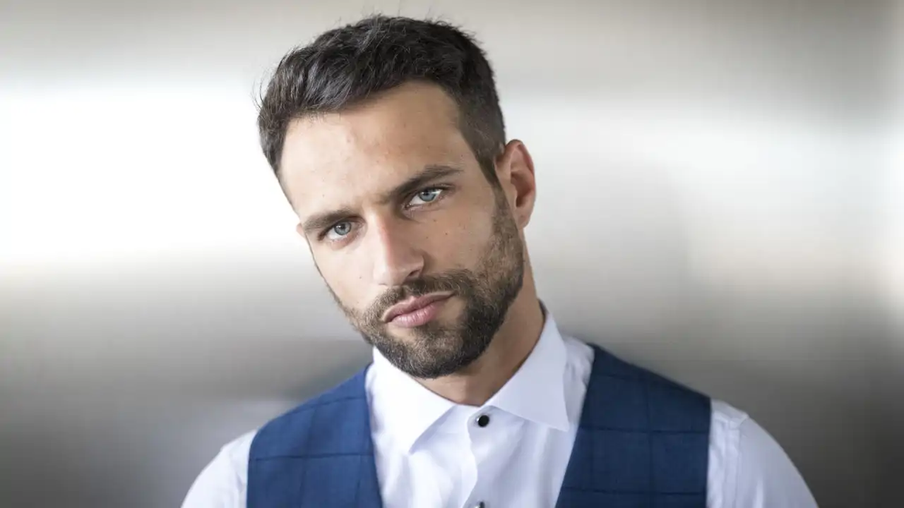 El actor Jesús Castro está inmerso en una relación sentimental con la modelo Camila Canto, con quien se convertirá en padre. 