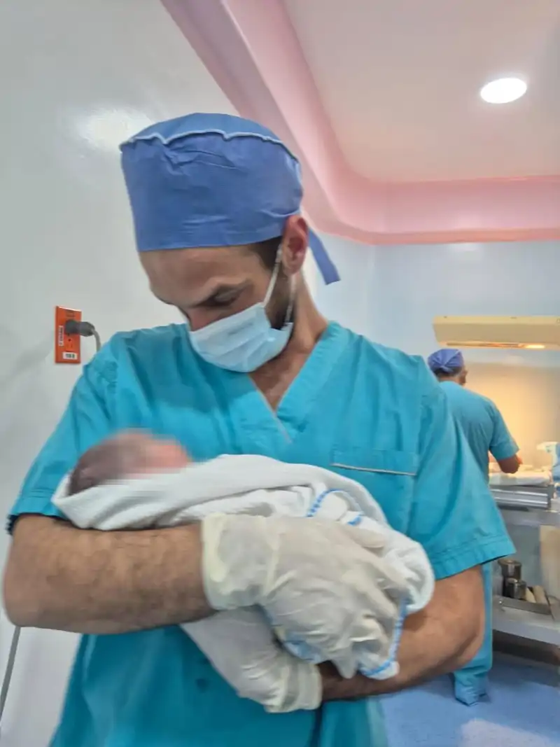 Jesús Castro con uno de sus bebés en brazos. 