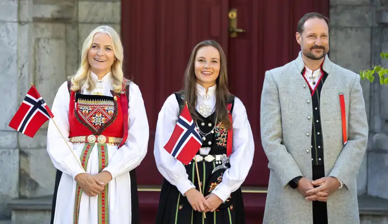 Los príncipes de Noruega ya no lucen sus alianzas