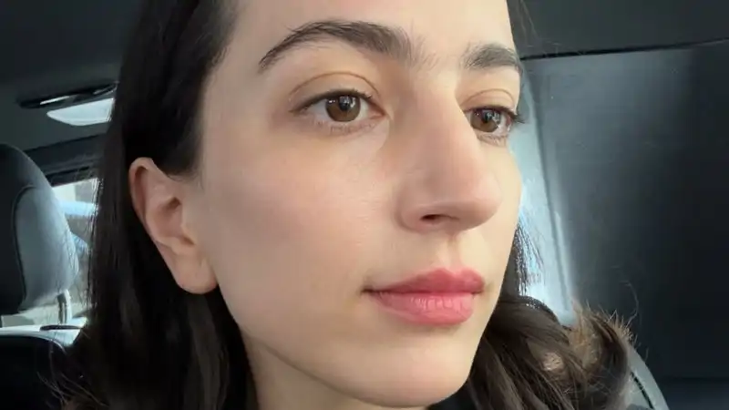 Pilar, o Pili, como la llaman sus amigos, es la hermana mayor de Rosalía, dos años mayor que ella. Es la responsable de la dirección creativa y estilismos de la cantante. 