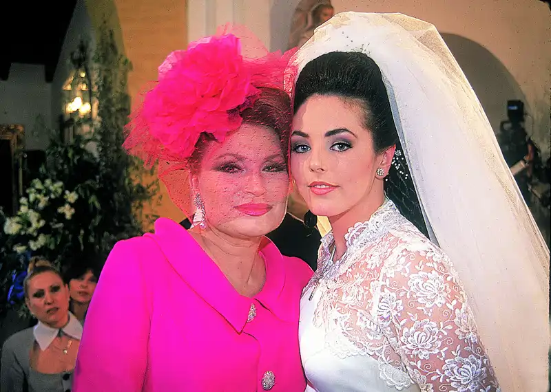 Rocío Jurado junto a su hija Rocío Carrasco en el día de su boda