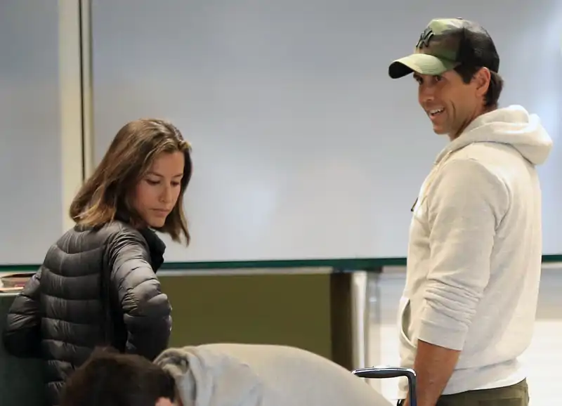 Ana Boyer, embarazada de 4 meses, y Fernando Verdasco, han regresado a España junto a sus hijos. 
