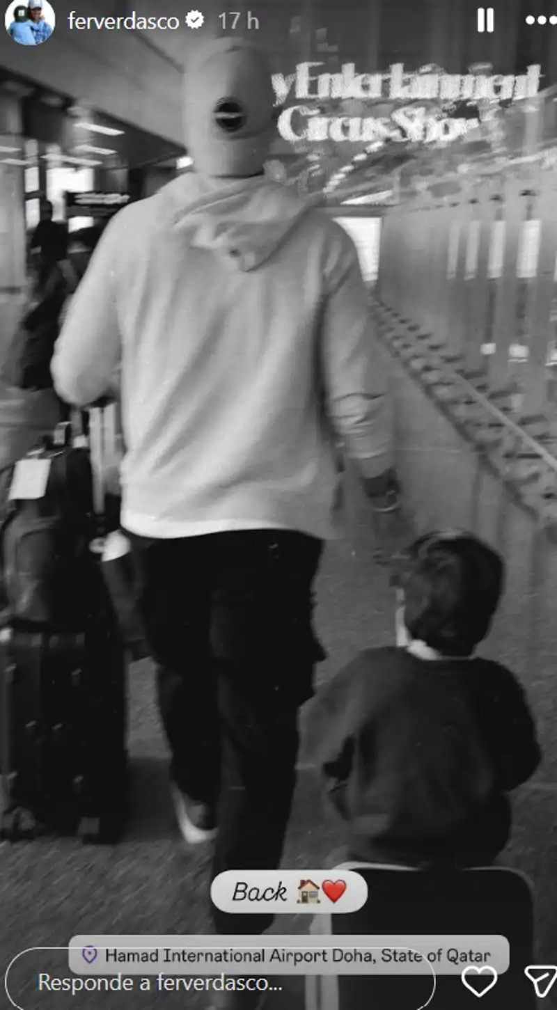 Fernando Verdasco en el aeropuerto de Doha llevando las maletas junto a su hijo pequeño después de estar unos días en España junto a sus familiares y amigos. 