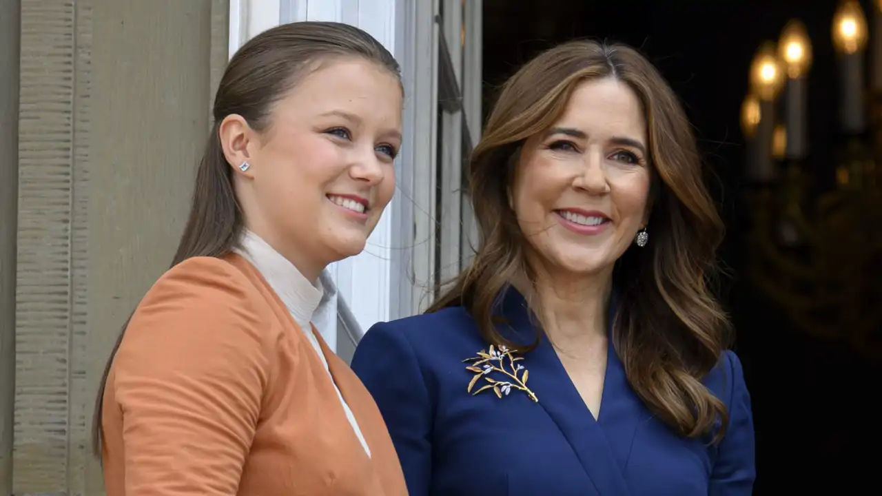 Mary de Dinamarca y su hija Isabella asomándose al balcón de Palacio