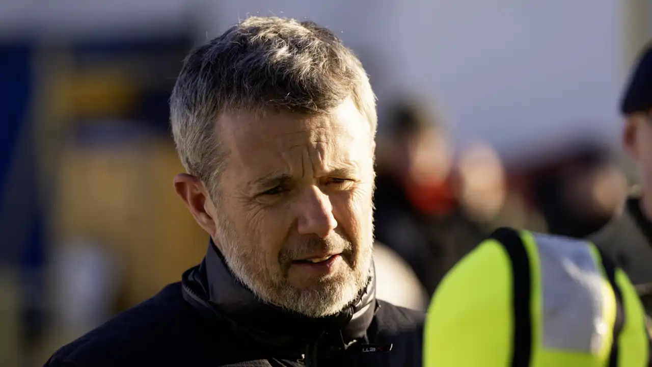 Federico de Dinamarca con gesto serio durante su visita a Groenlandia. Ahora, el rey vuelve a estar en el centro de la polémica por sus ausencias.
