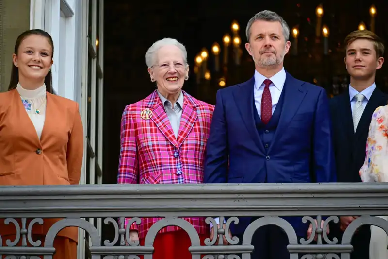 Federico de Dinamarca y su madre Margarita junto a su familia en el balcón real