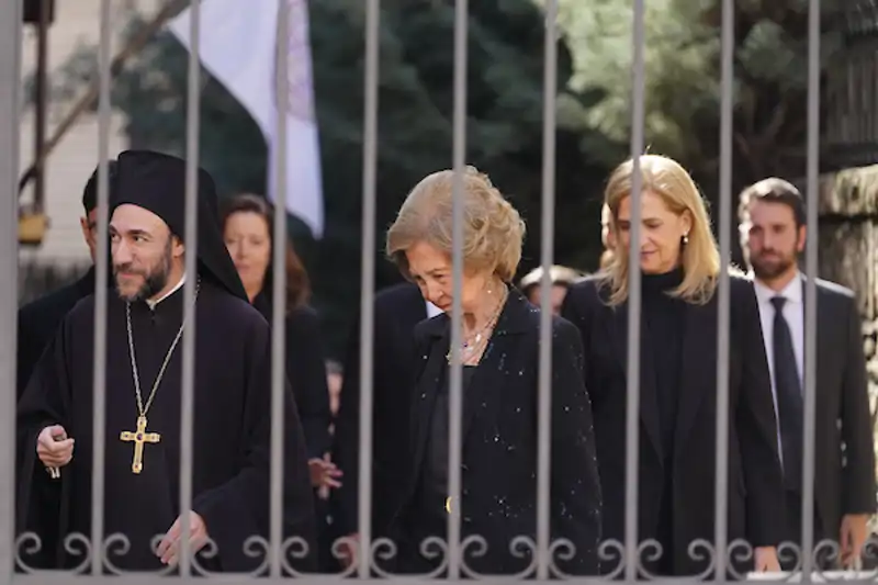 La Reina Sofía junto a su hija, la Infanta Cristina, en la misa funeral en memoria de la Princesa Irene de Grecia celebrada en la Catedral Ortodoxa de Madrid