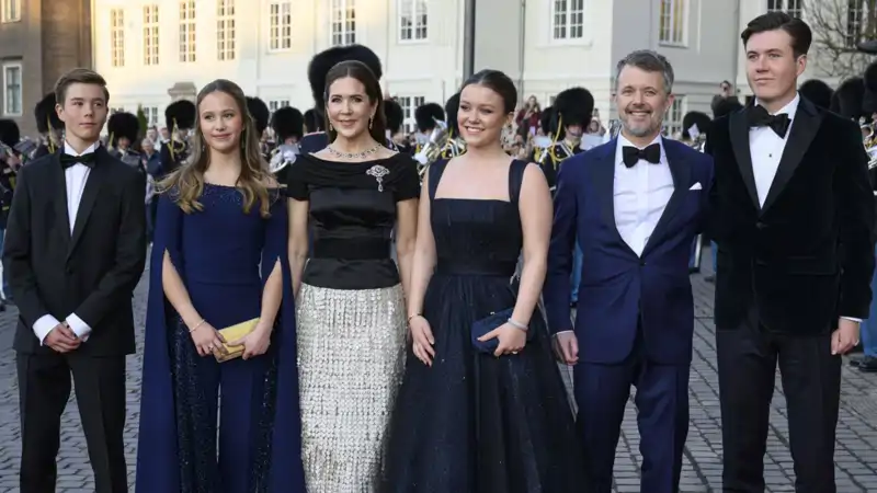 Los Reyes Mary y Federico de Dinamarca junto a sus cuatro hijos.