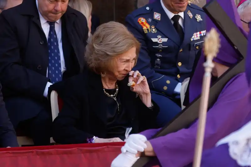 La Reina Sofía riéndose mientras toma un buñuelo en Murcia