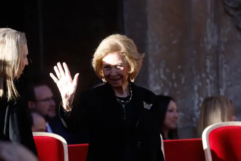 La Reina Sofía, vestida de luto y saludando esta mañana en Cartagena