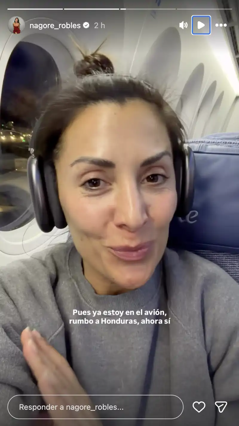 Nagore Robles subida a un avión antes de poner rumbo a Honduras