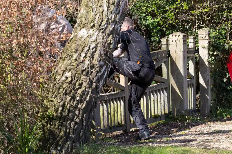 Un manifestante salta la valla de Marsh Farm