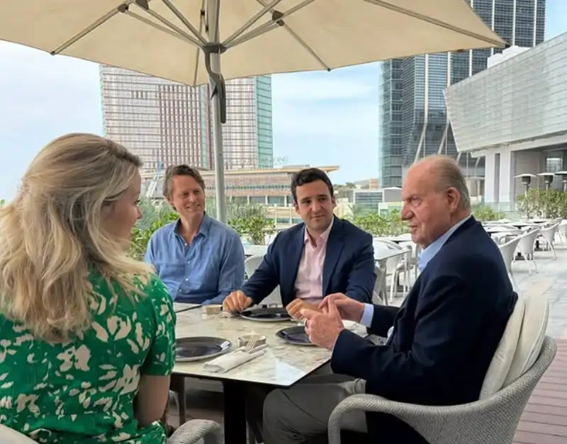 El Rey Juan Carlos disfruta de un almuerzo acompañado de su nieto, Froilán de Marichalar, en Abu Dabi