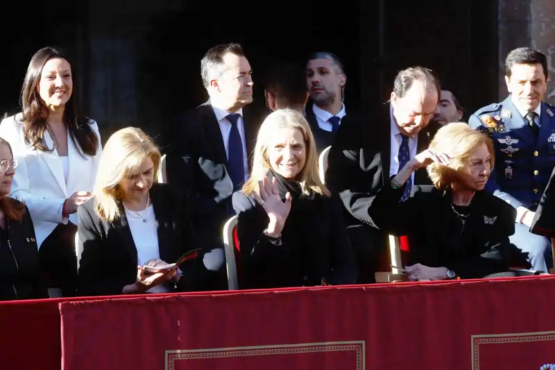 La Reina Sofía ha estado acompañada de sus hijas, las Infantas Elena y Cristina durante su escapada a Murcia para vivir la Semana Santa en primera persona. 