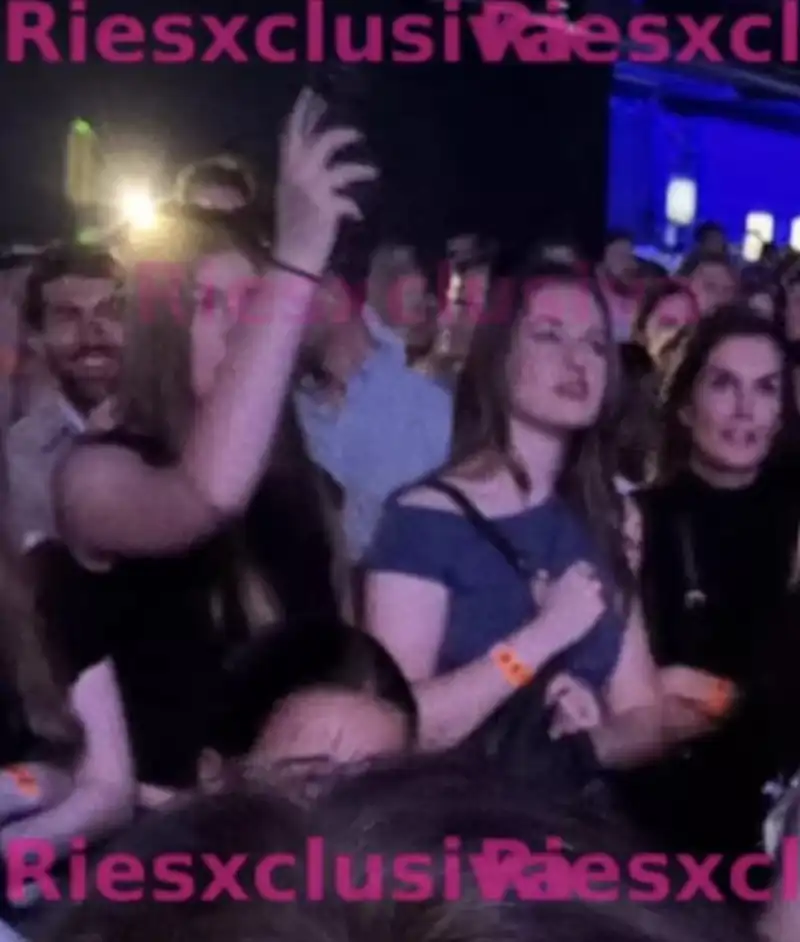 La Reina Letizia, la Princesa Leonor y la Infanta Sofía durante el penúltimo concierto de Rosalía en Madrid. 