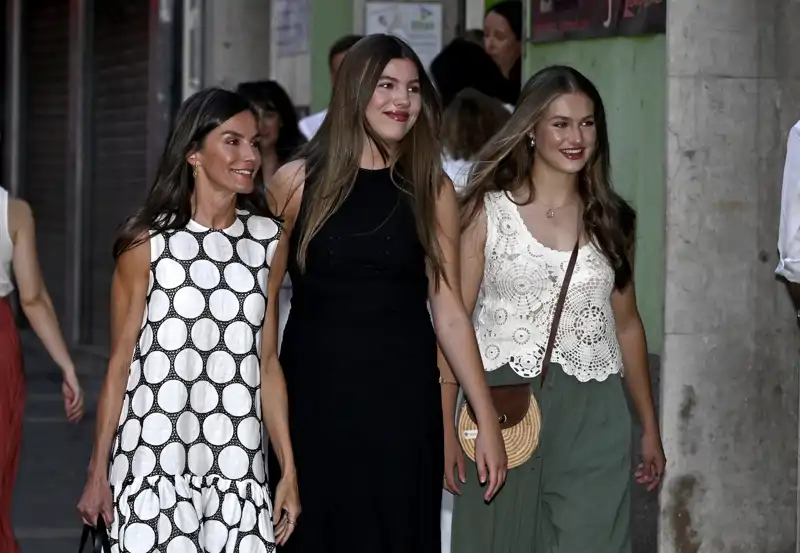 La Reina Letizia, la Princesa Leonor y la Infanta Sofía han confirmado que son unas fieles seguidoras de Rosalía. 