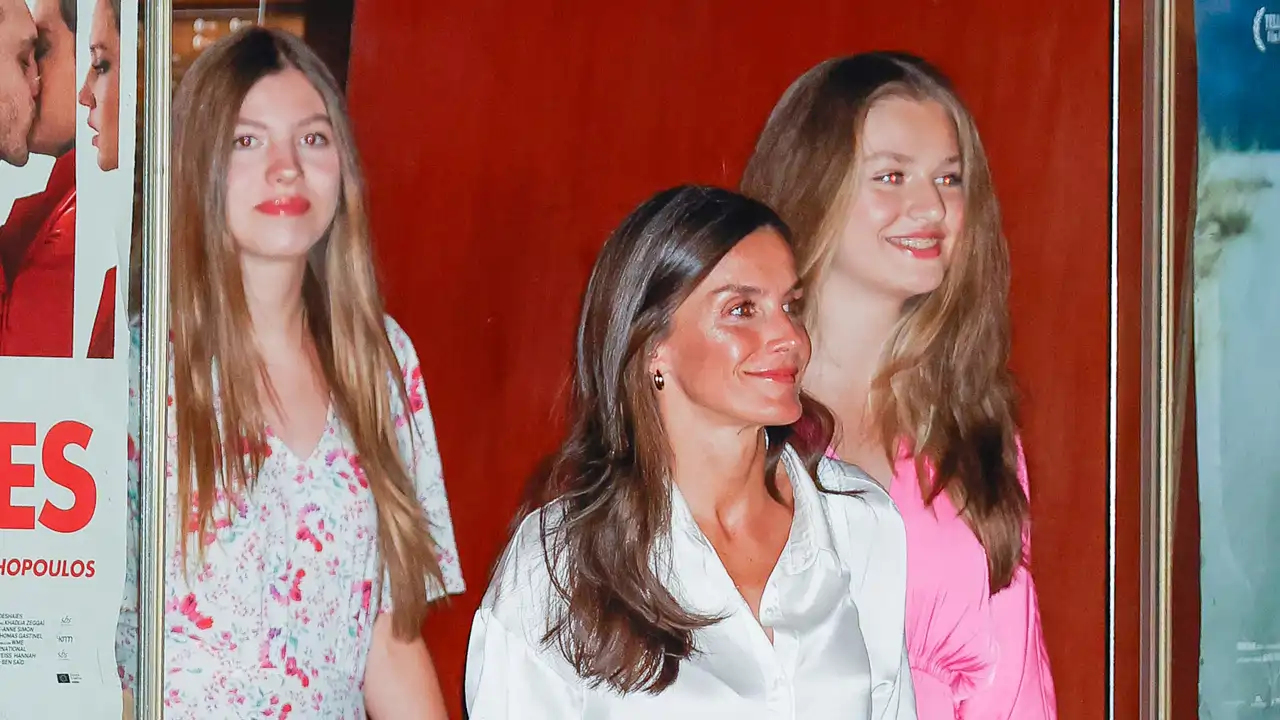 La Reina Letizia y sus hijas, la Princesa Leonor y la Infanta Sofía han reaparecido, de nuevo, en Madrid, asistiendo al penúltimo concierto de Rosalía. 