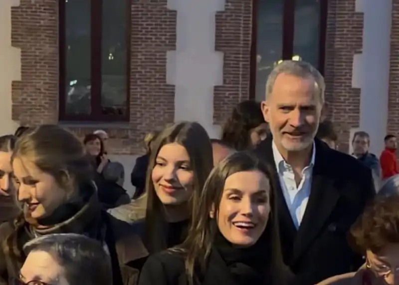 Sus Majestades los Reyes junto a sus hijas, la Princesa Leonor y la Infanta Sofía en una procesión en Semana Santa, celebrada en Madrid. 