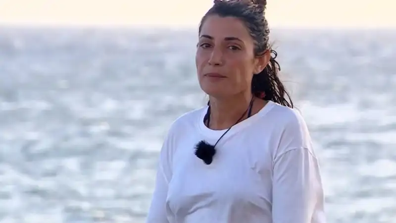 Alba Paul, desencajada y con cara de estar superada por el puente de la concordia con Claudia Chacón. 