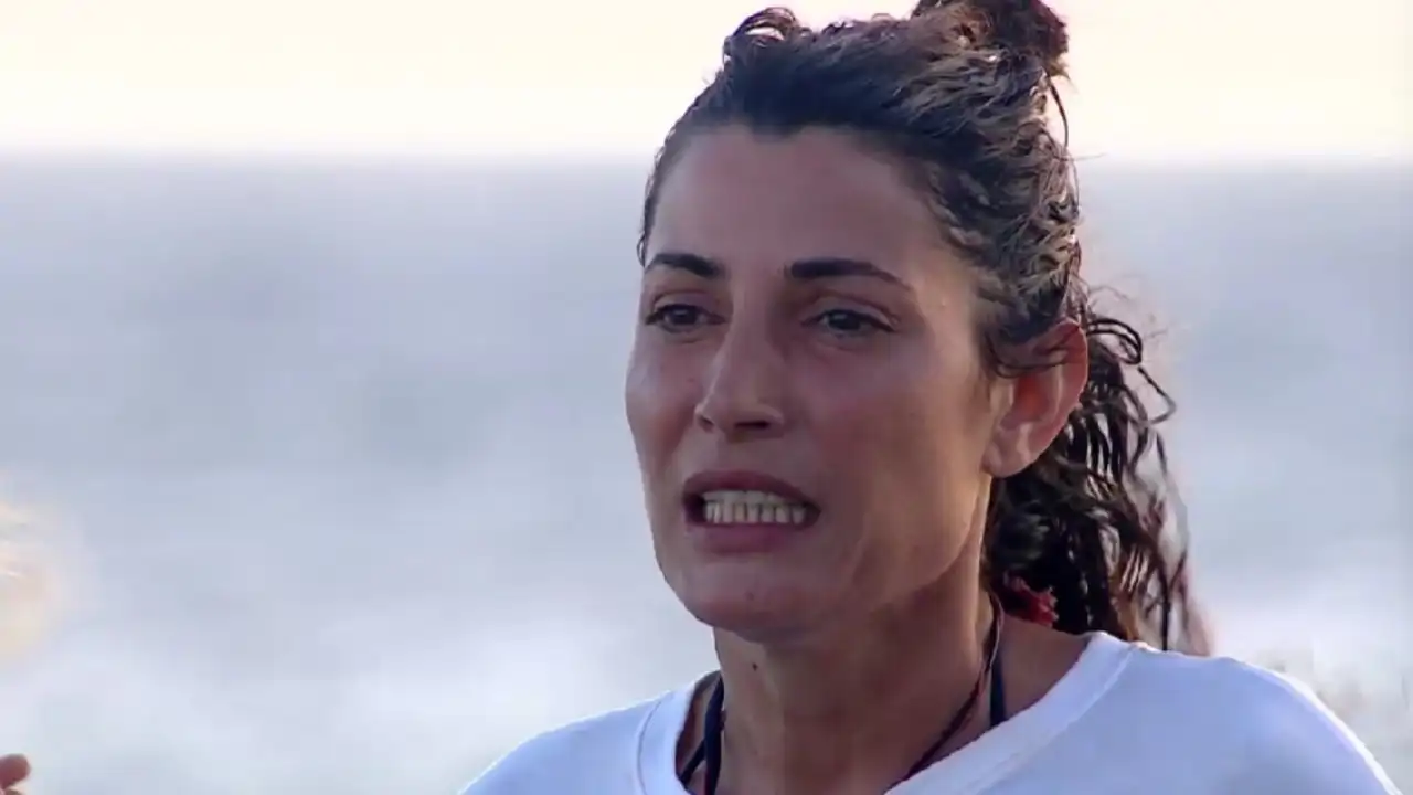 Alba Paul muy tensa en el cara a cara con Claudia Chacón en el puente de la concordia de Supervivientes. 
