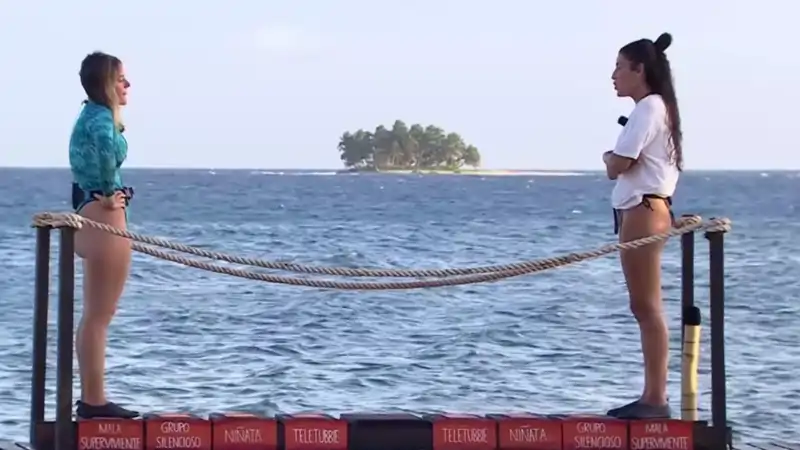 Claudia Chacón, de azul, y Alba Paul sobre el puente de la concordia en Supervivientes, al inicio de su cara a cara y debían ir sumando peldaños. 