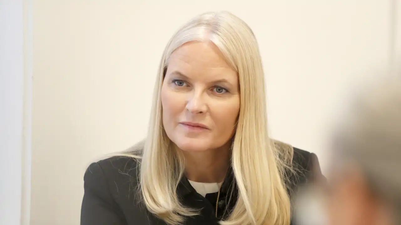 Mette-Marit de Noruega, con gesto serio en un acto oficial