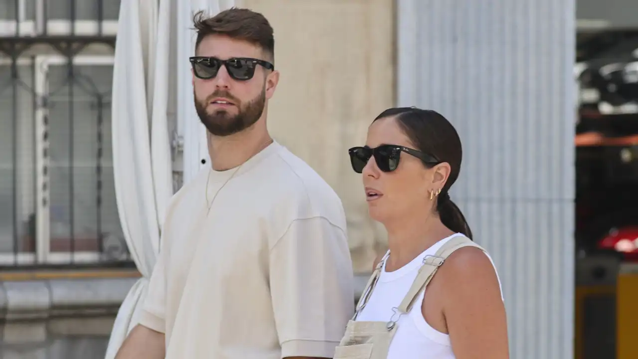 Anabel Pantoja y David Rodríguez paseando por las calles de Madrid en 2024.