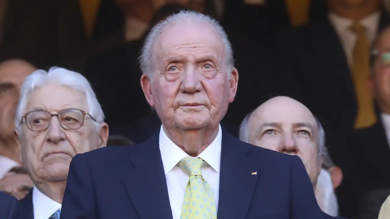 El Rey Juan Carlos, con gesto serio durante su visita a Sevilla en Semana Santa