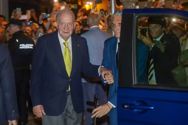 El Rey Juan Carlos se despide de Sevilla aclamado por la gente