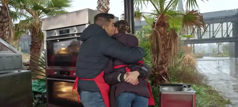 Los concursantes reciben a Camilla tras tenerse que ausentar de las cocinas. 