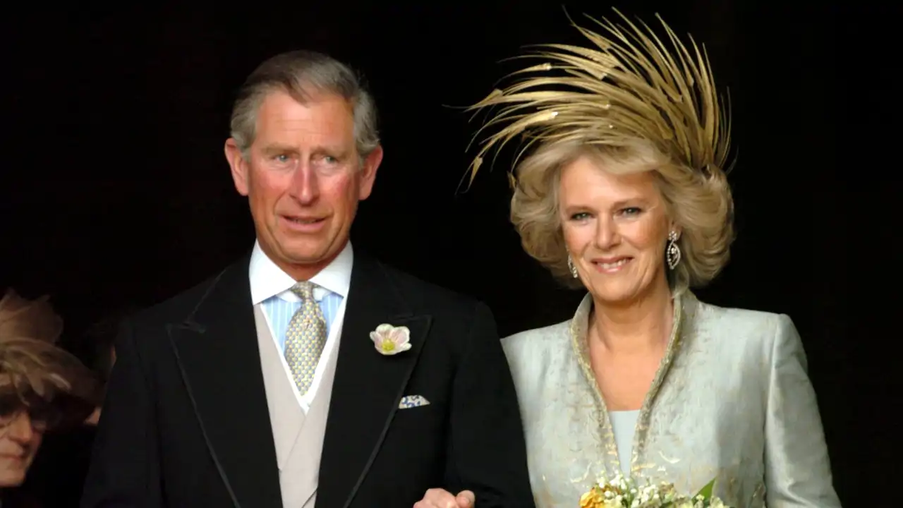 Carlos y Camilla a la salida de la Capilla de San Jorge